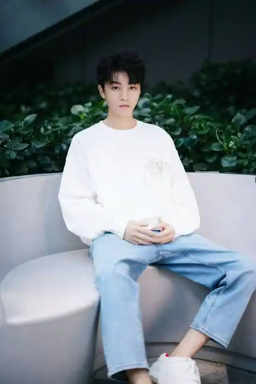 王俊凯秋日绿意写真清隽养眼穿白色卫衣简约清爽