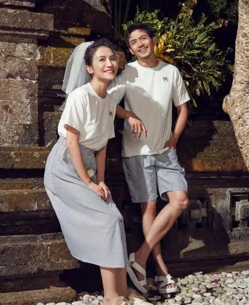 其实杨烁和妻子王黎雯已经结婚八年了,婚后更是育有一儿一女,可能是嫌