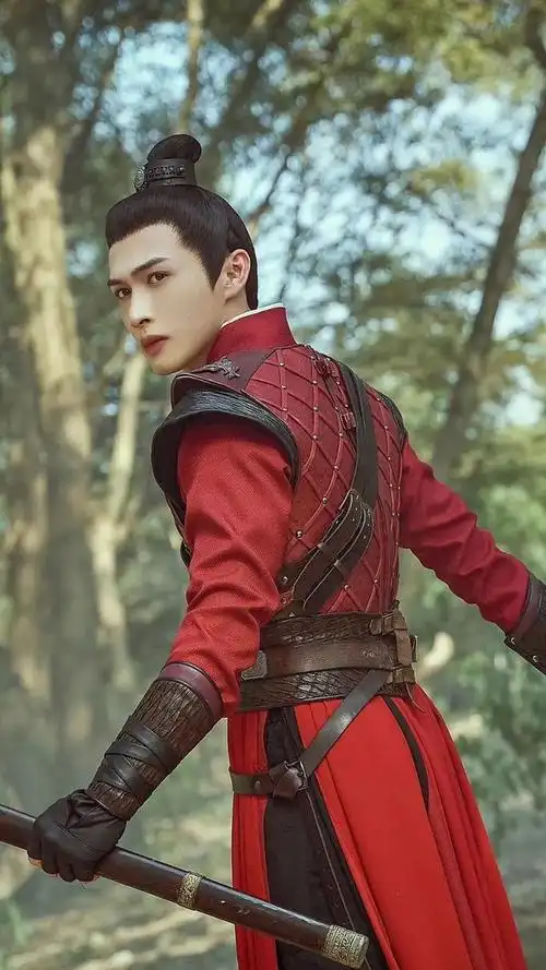 古装剧中男子的发型,其实并不多,常见的如半束半披发,全披发或者是全