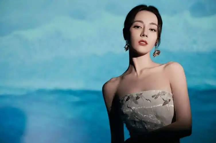 这身材看多少遍才能够!女神迪丽热巴,完美曲线真是绝了!_才华_角色_实