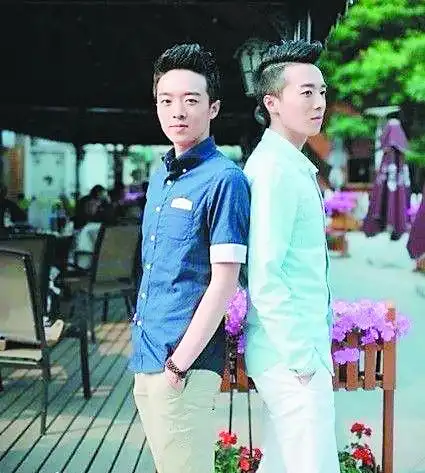 温暖的狮子大哥,有时腹黑,有时呆萌,网友送外号:苑大萌.