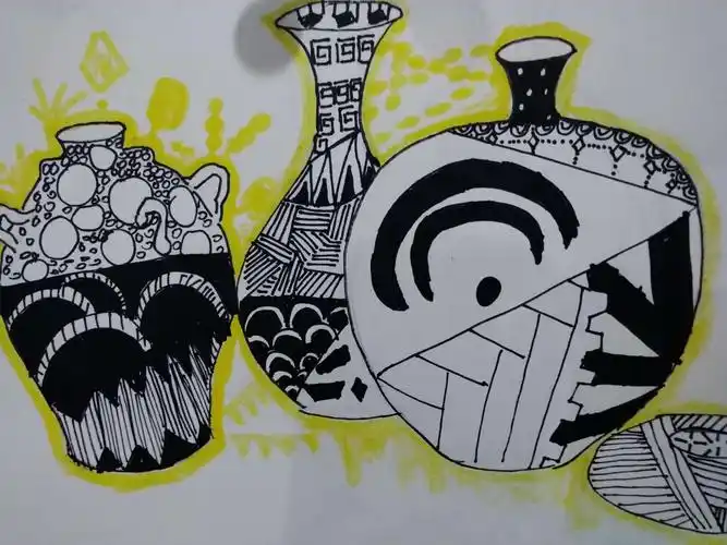 1,引导学生认识各种线条:直线,弧线,波浪线,螺旋线,并用此装饰瓶子