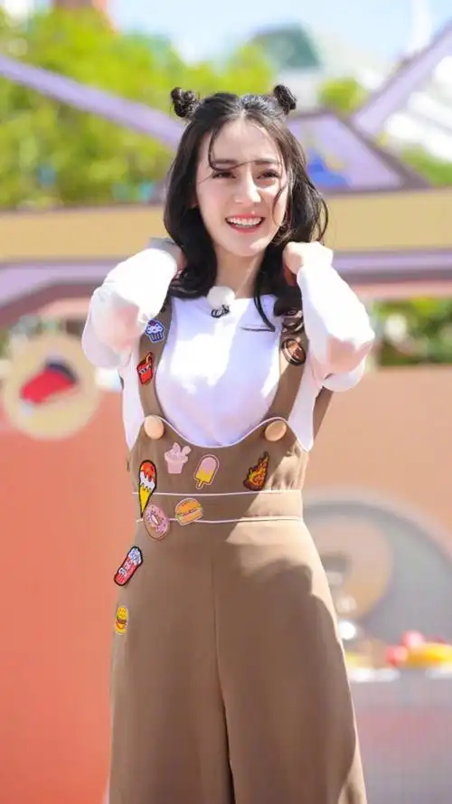 迪丽热巴综艺花絮照 丸子头实在是太俏皮了