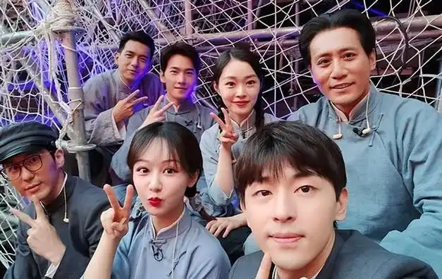 刘烨儿子罕见现身才13岁黑眼圈太严重撞脸何炅被吐槽颜值拉垮