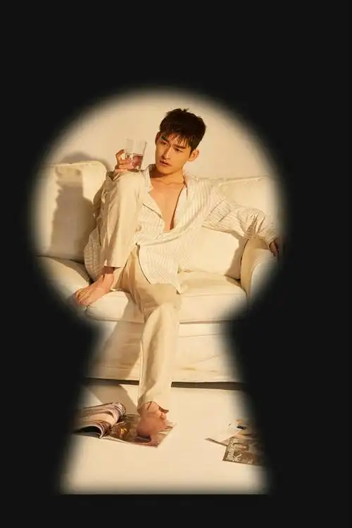 张翰写真上演眼神杀慵懒姿态显熟男魅力