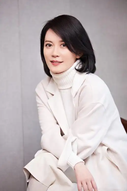 48岁俞飞鸿短发搭配黑纱裙,温柔又有女人味!美得让人猜不出年龄