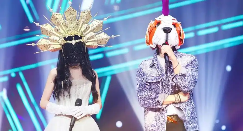 蒙面唱将猜猜猜温碧霞揭面没悬念但英斗会是谁呢