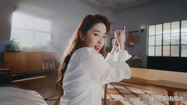 刘亦菲,华语影视女演员,歌手,2002 年因饰演《金粉世家》白秀珠一角