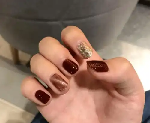 可以尝试下暗红与深紫色的甲色~黄黑皮肤白皮仙女,可以大胆运用各种