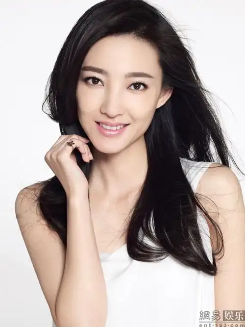 p>王丽坤(claudia),出生于内蒙古自治区赤峰市翁牛特旗,中国内地影视