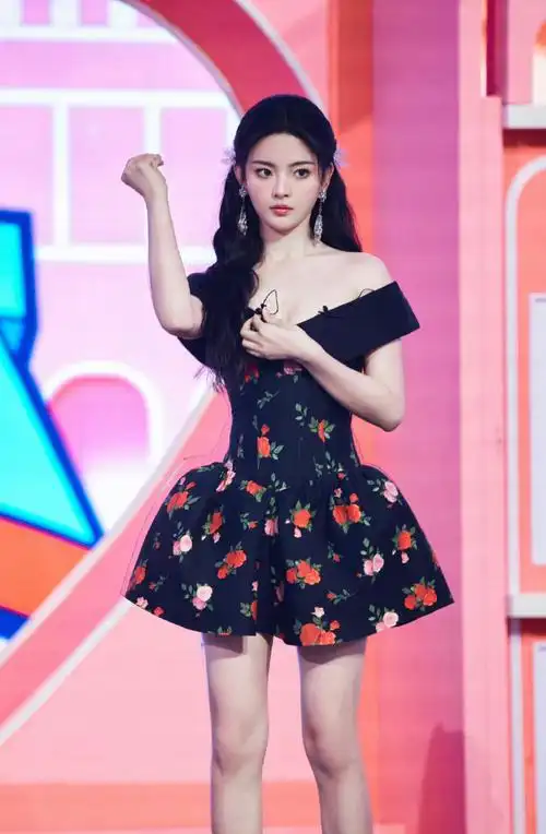 杨超越一字肩公主裙造型##杨超越黑色露肩蓬蓬裙##杨超越你好星期六