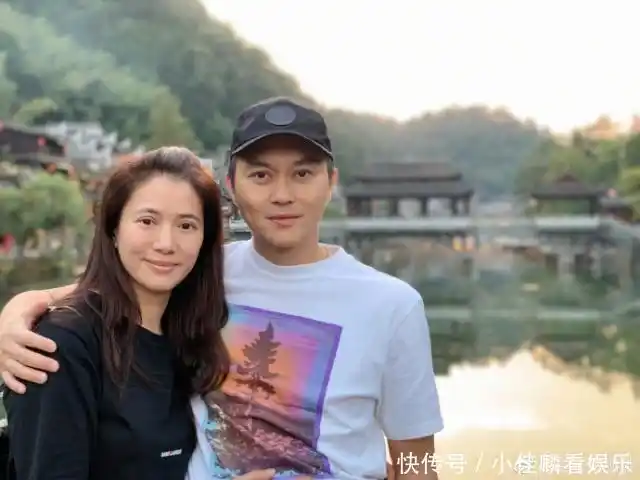 袁咏仪张智霖晒游客照,夫妻俩游玩时拍了好多合影