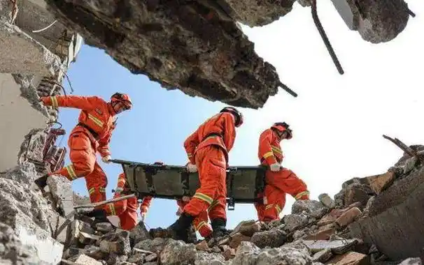 2008年汶川地震爆发,志愿队队长拼死救人后自首:我已经逃了11年