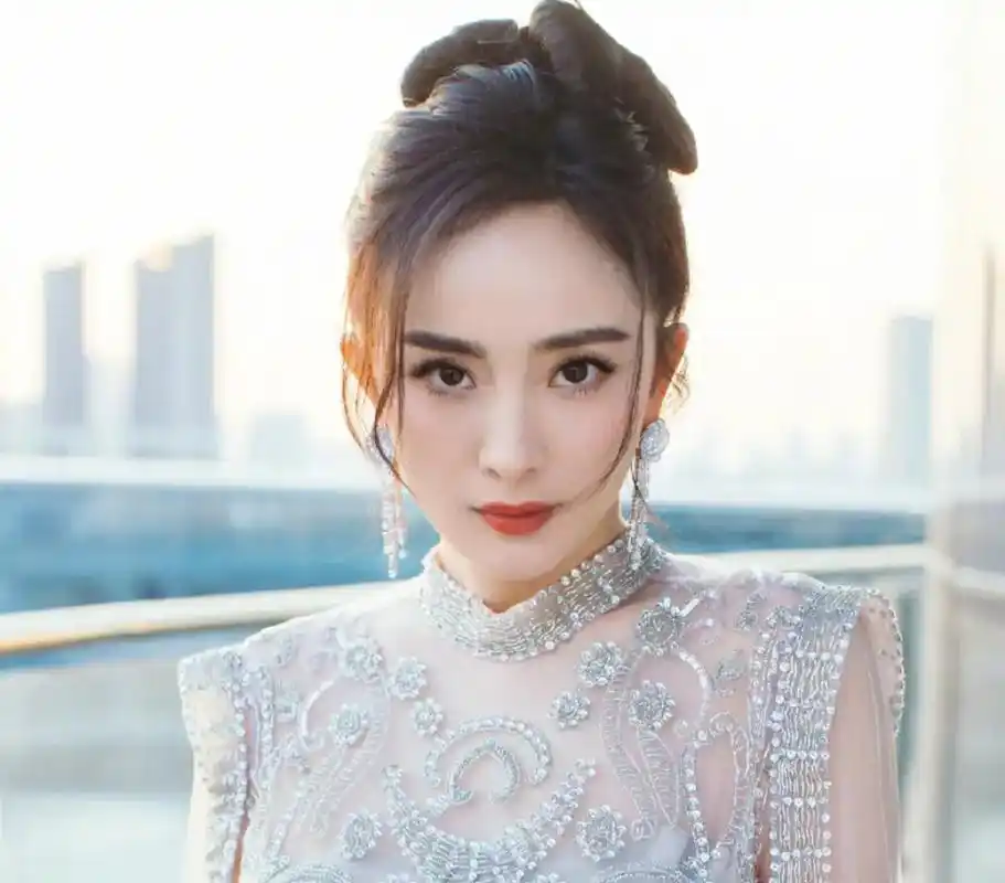 杨幂晒度假近照细白长腿太吸睛34岁的身材让少女都羡慕