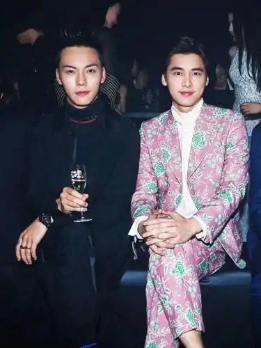 陈伟霆李易峰同框 一粉一黑,迷之cp感,伟霆好像又瘦了