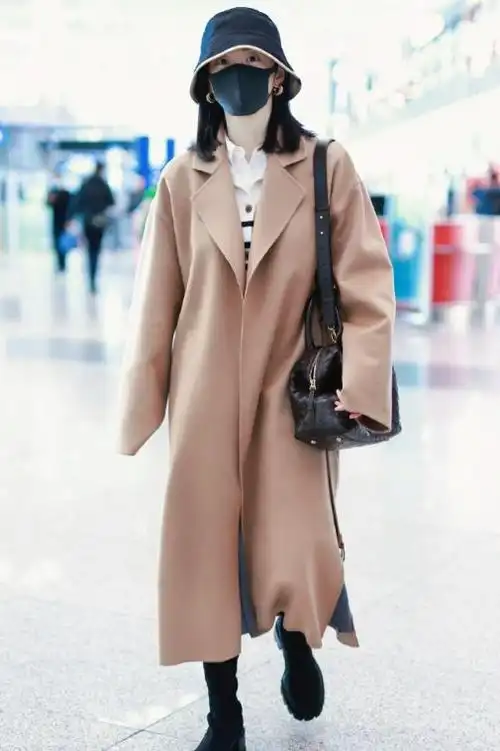 景甜穿潮装亮相首都机场引发时尚风潮