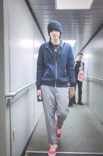 吴亦凡又出来耍酷了,裤子太松了?都快掉下来了!