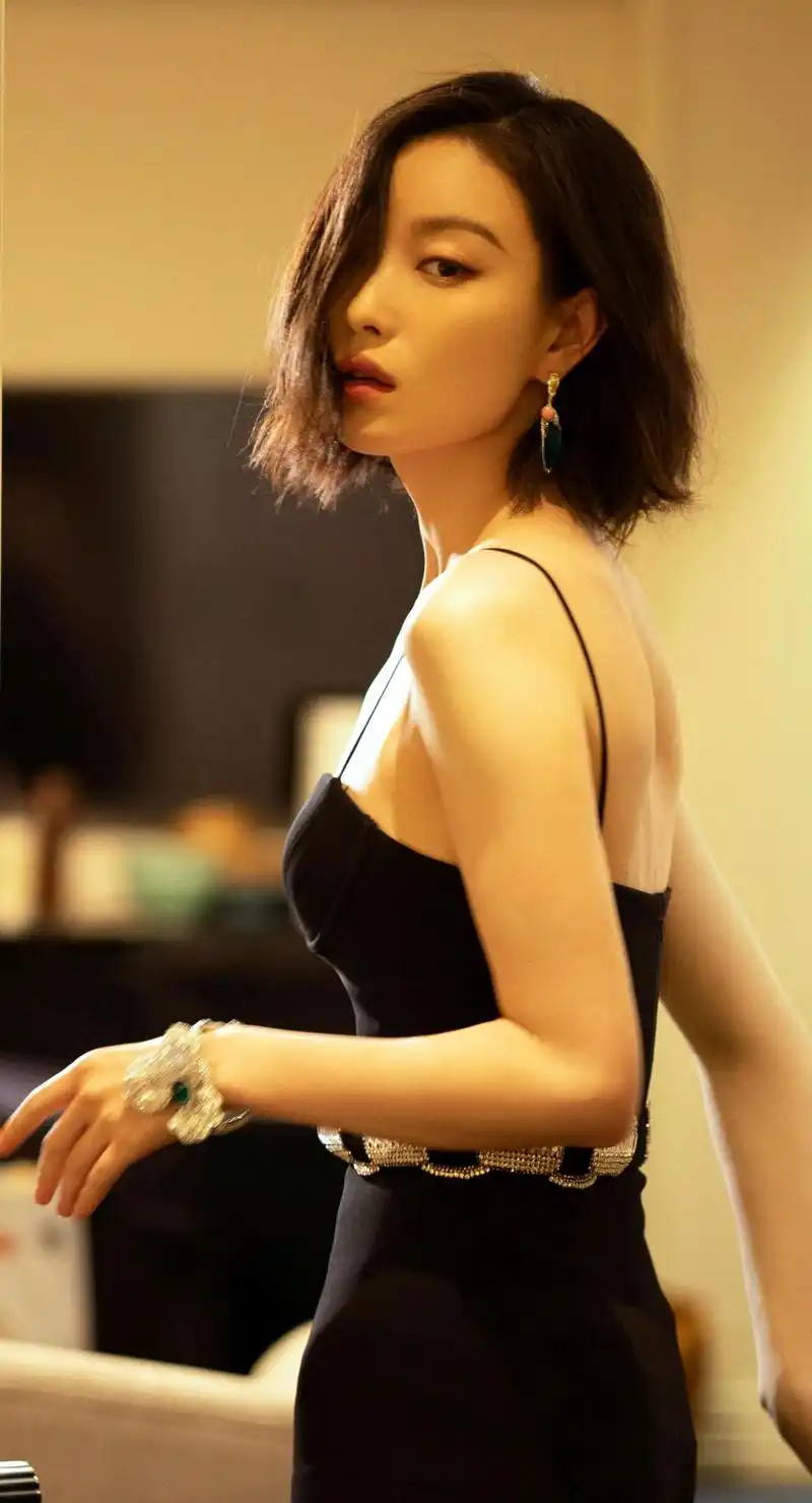 倪妮惊艳高清写真,尝矜绝代色,复恃倾城姿