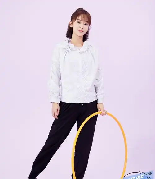 原创杨紫衣品真心不错一件白色外套搭配黑色运动裤满满活力感真美