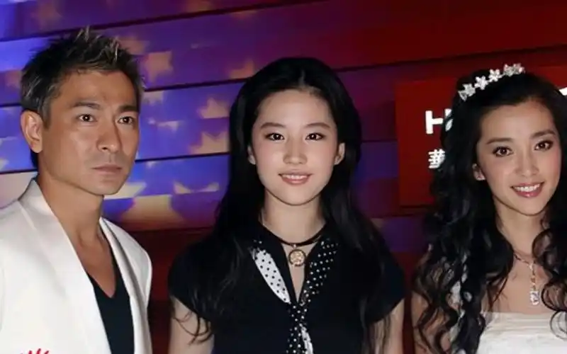 向男神andy问好 刘亦菲坐电车出站 【刘德华刘亦菲合影】_哔哩哔哩