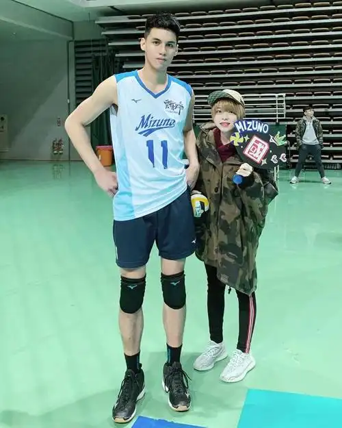 最萌身高差情侣分手男方比赛夺冠后甩人女星吐槽一人专情没用