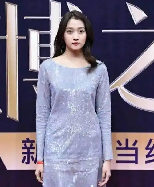 关晓彤晒生活照,领口直接开到底,被网友调侃