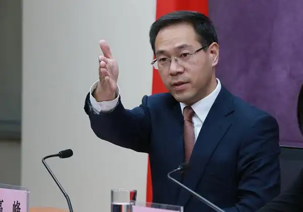 发布会的主持人,商务部办公厅副主任,新闻发言人高峰