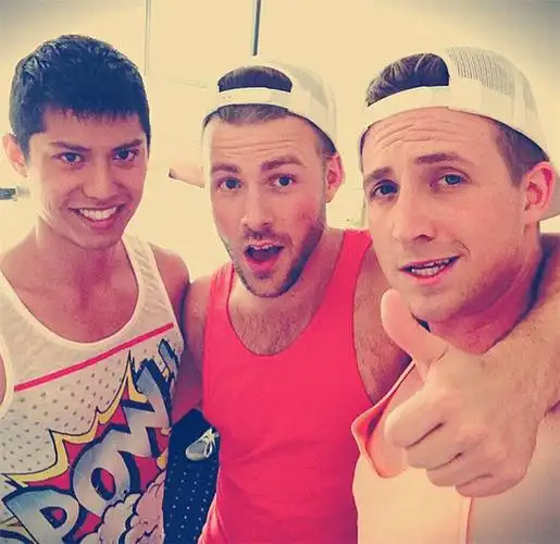 加拿大三个男同性恋宣布结婚组成家庭图