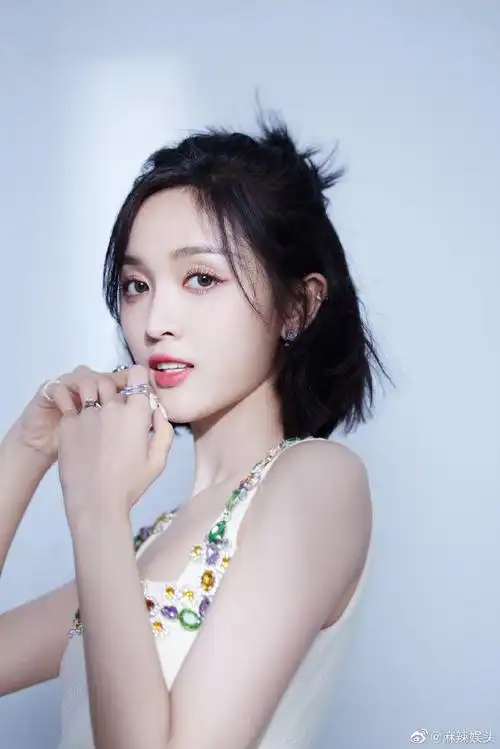 吴宣仪侧颜线条##吴宣仪背心造型写真