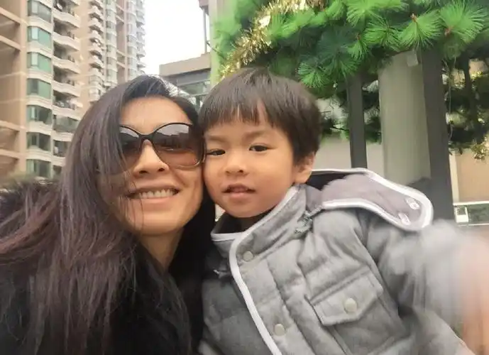 "阔太"张庭与儿子开心合影 嘟嘴吐舌卖萌(图)