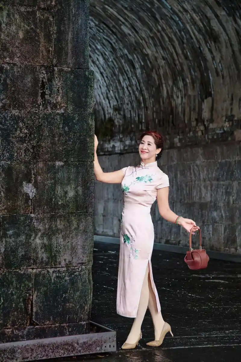 夏天又到了穿旗袍季节,雨巷佳人,古城古巷,先生送的生日礼物# - 抖音