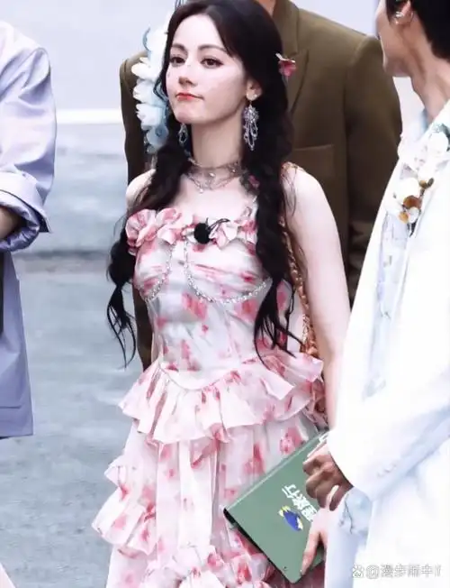 近日,迪丽热巴五月行程图在山西发布