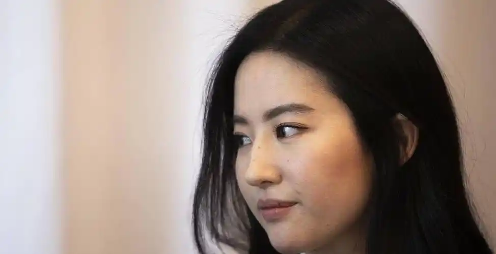 原创33岁刘亦菲生图曝光素颜怼脸照过于真实放飞自我没包袱