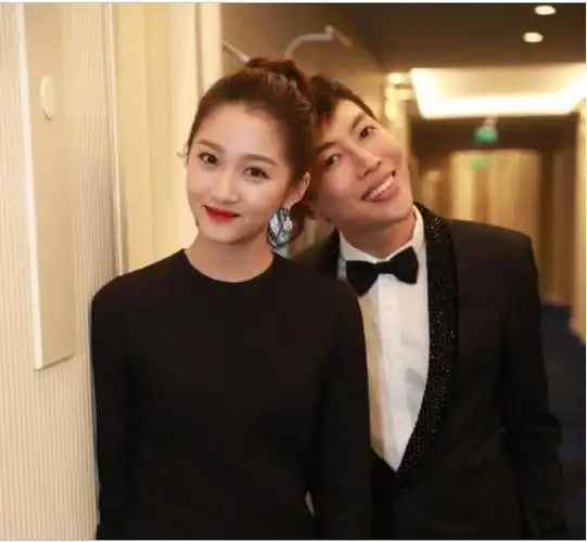 关晓彤不再低调自己公开晒出与男方合影网友你们感情真好