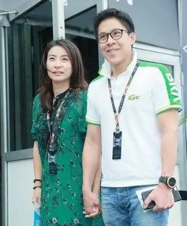 霍启刚晒童年"斗鸡眼"!