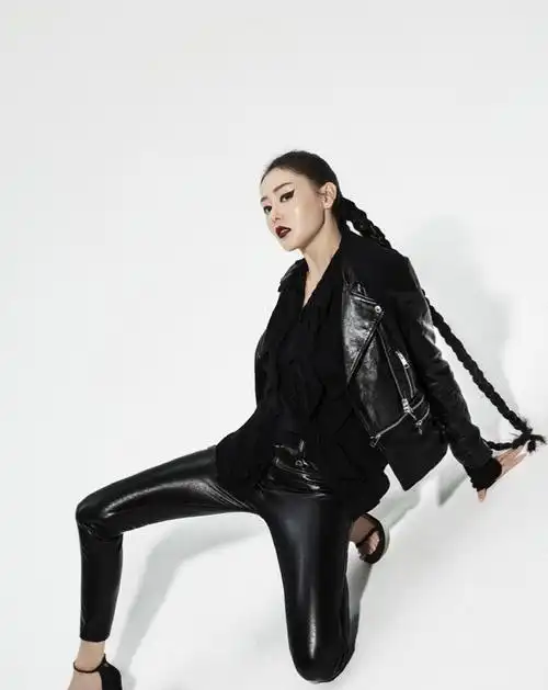 张天爱这身材真是绝了!穿皮裤还敢玩下蹲,直男都看直了眼