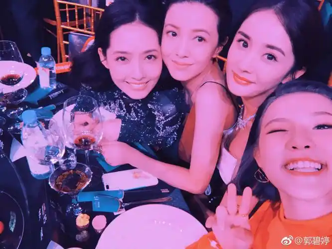 时代姐妹花搞怪自拍合照 预祝杨幂生日快乐