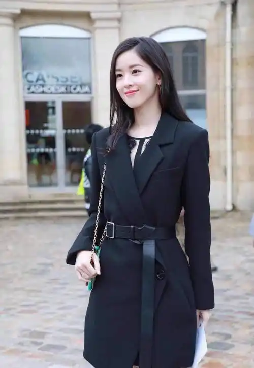 阔太章泽天晒健身照,运动背心搭健美裤秀蜜桃臀,奶茶妹妹变御姐_女生_