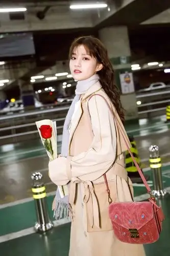 甜美女孩陈意涵白色上衣配短裙好甜美网友是看得出来的甜