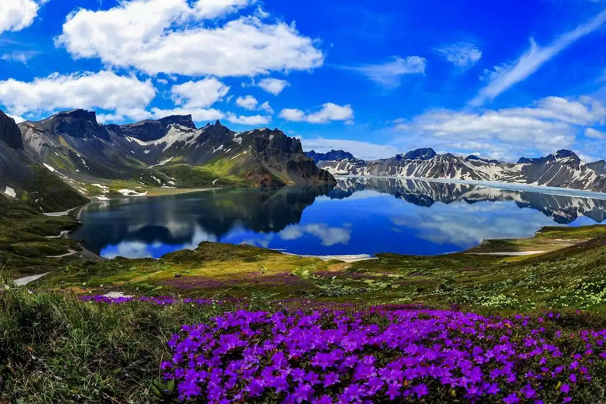 长白山景区游玩攻略 长白山位于吉林省东南部,是中国东北的著名山脉