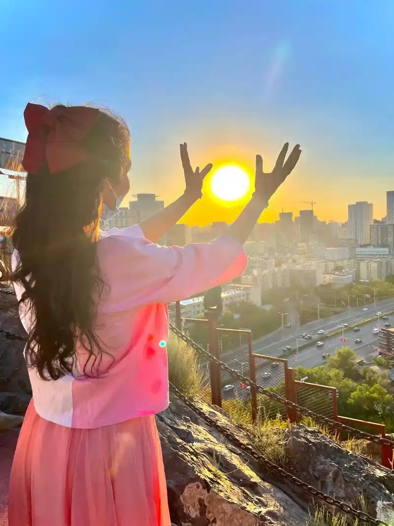 夕阳下的背影 #每一张照片都是满满的回忆 #最美背影 - 抖音