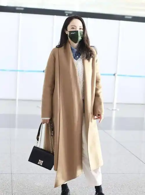 街拍:董璇长大衣 白色九分裤 黑色链条包优雅知性-第2张图片-绍兴汽车