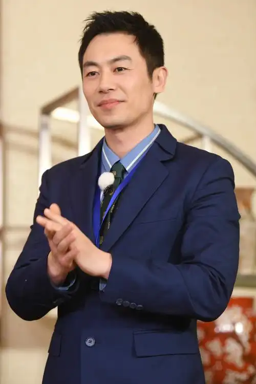 朱亚文奔跑吧变身上班族运钻石抢椅子上演职场大战