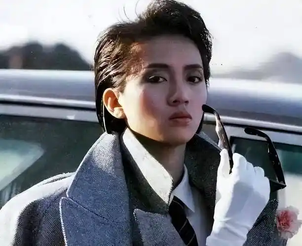 4岁登台40岁去世,"瞒"了观众42年,她的故事小说都不敢这么写_梅艳芳