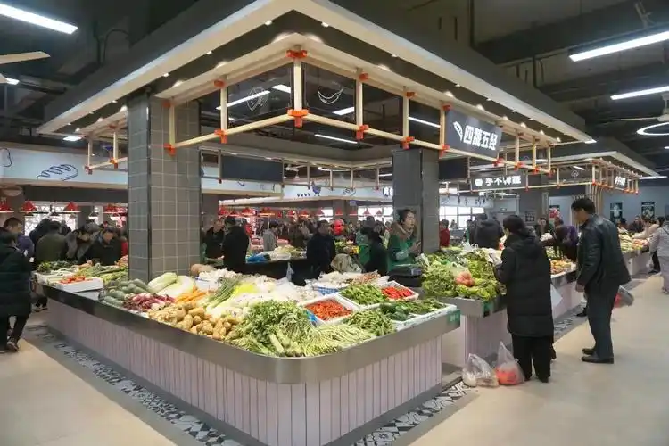 融入适宜的软装,陈列整齐的瓜果蔬菜,看的赏心悦目;在种类上,农贸市场