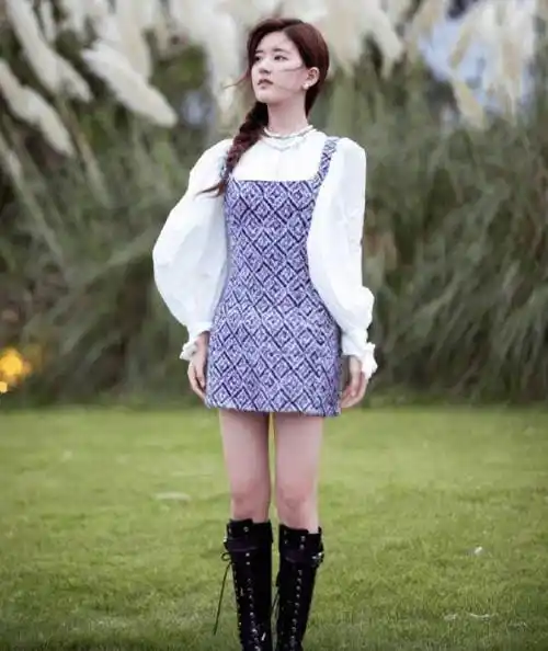 赵露思新拍大片,牛仔裤穿的无影无踪,谁敢说她腿粗_时尚_造型_黑色