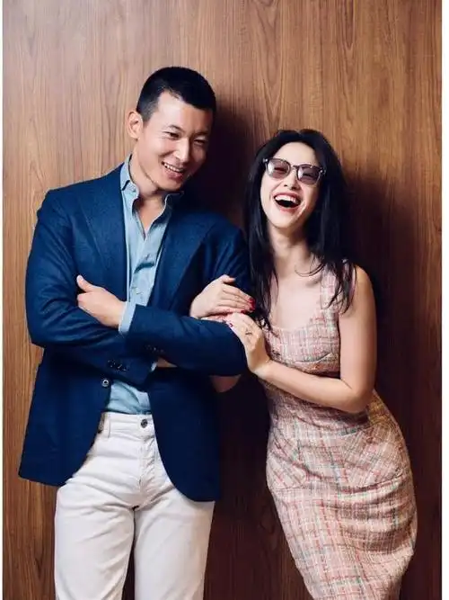 朱珠和老公喝下午茶!穿搭时髦凸显高级感,这气场一般人作不出来