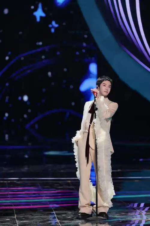 华晨宇连续10年在湖南跨年##华晨宇长在湖南卫视跨年舞台上##尾博