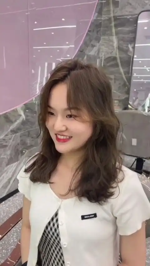 一款最适合大脸国字脸的显瘦发型适合你嘛