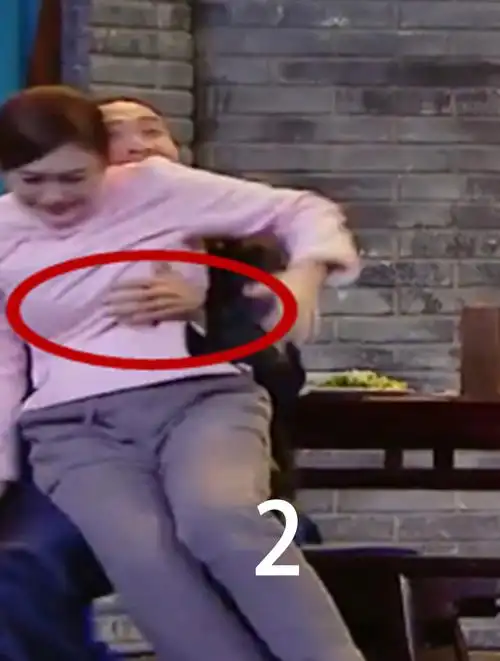 秦岚上节目演小品,不料遭现场男演员伸手,网友:女演员真不容易